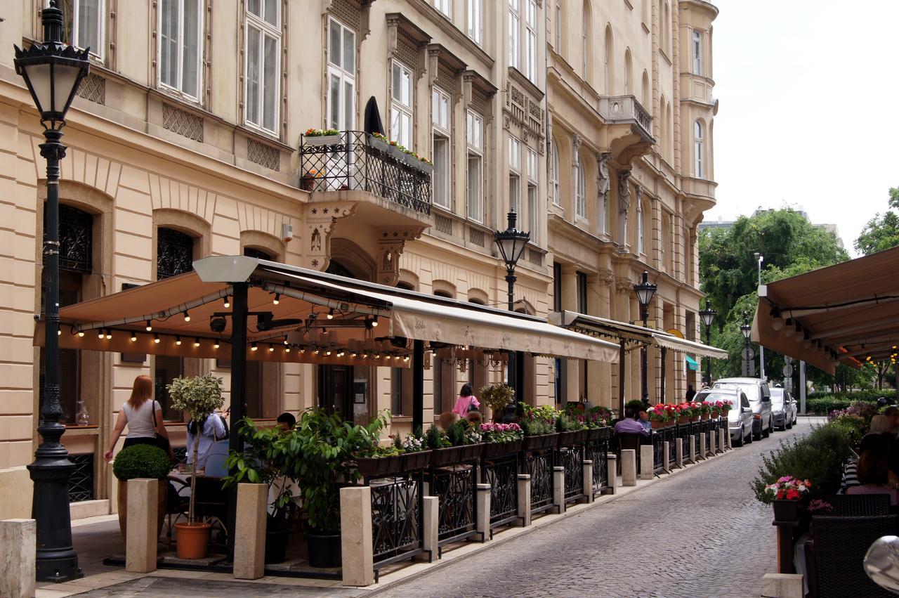 Apartment At The Deak Ferenc Ter Budapest Exterior photo